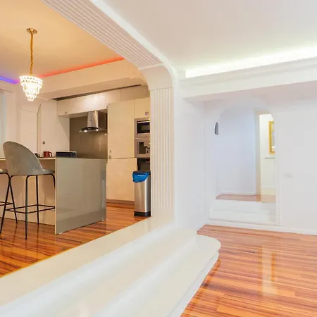 Huge Luxury Flat With 3br - Pool & Gym * Bukarest