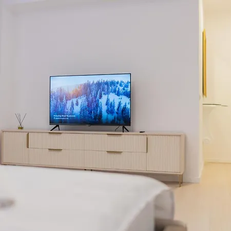 Huge Luxury Flat With 3br - Pool & Gym Bucharest