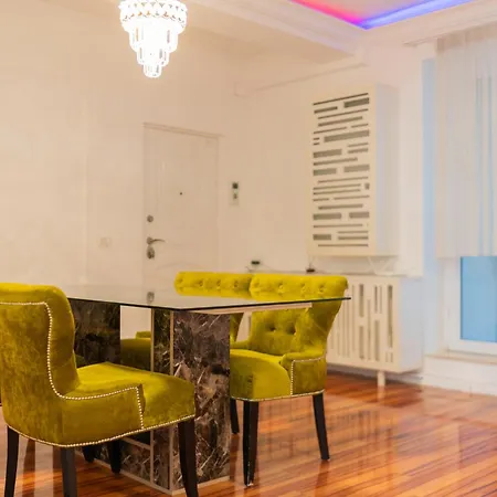 Huge Luxury Flat With 3br - Pool & Gym Bukarest