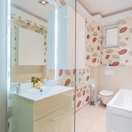 Huge Luxury Flat With 3br - Pool & Gym Bukarest