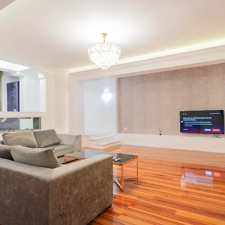 Huge Luxury Flat With 3br - Pool & Gym בוקרשט