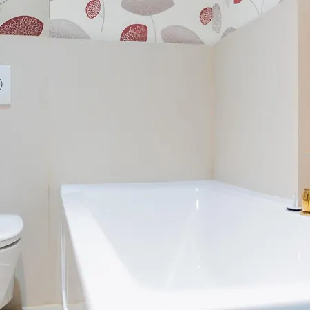 Huge Luxury Flat With 3br - Pool & Gym בוקרשט