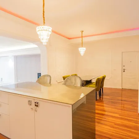 Huge Luxury Flat With 3br - Pool & Gym דירה
