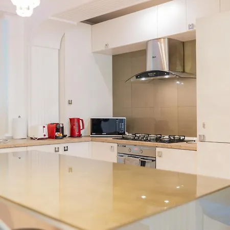דירה Huge Luxury Flat With 3br - Pool & Gym