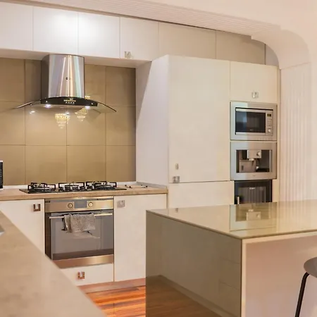 Huge Luxury Flat With 3br - Pool & Gym בוקרשט