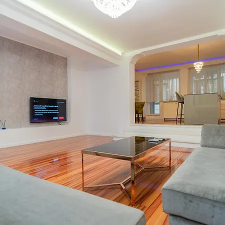 Huge Luxury Flat With 3br - Pool & Gym דירה